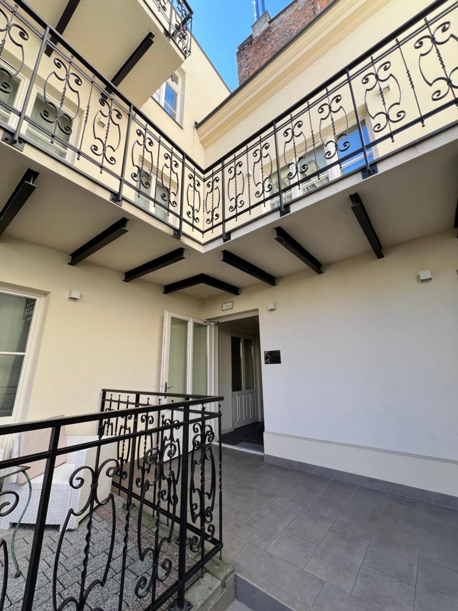 Atrium - Old Town Luxury Apartments - By Upstairs 克拉科夫 外观 照片
